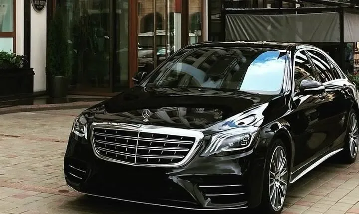 Departure Private Transfer: Toronto to Pearson Airport YYZ in Luxury Car