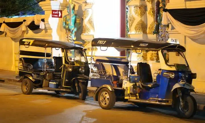 Private Evening! Crisscross Chiang Mai's Night by the classic Tuk Tuk