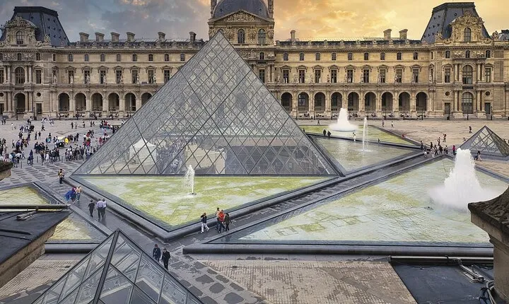 Paris Louvre Museum with 1/2/3 Days HOHO Combos