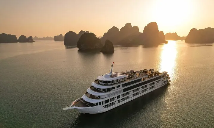 Ambassador Dinner Cruise with Live Music, Firework and Luxe