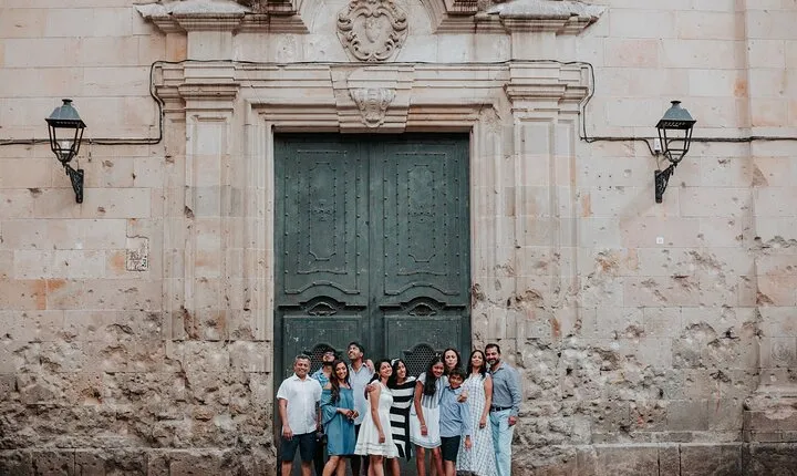 Private Vacation Photography Session with Local Photographer in Barcelona