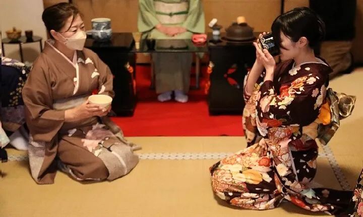 KYOTO Tea Ceremony with kimono near by Imamiya Jinjya Shrine