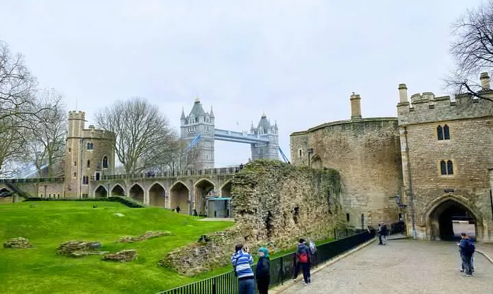 Private Guided Tour of London Highlights in Executive Vehicle