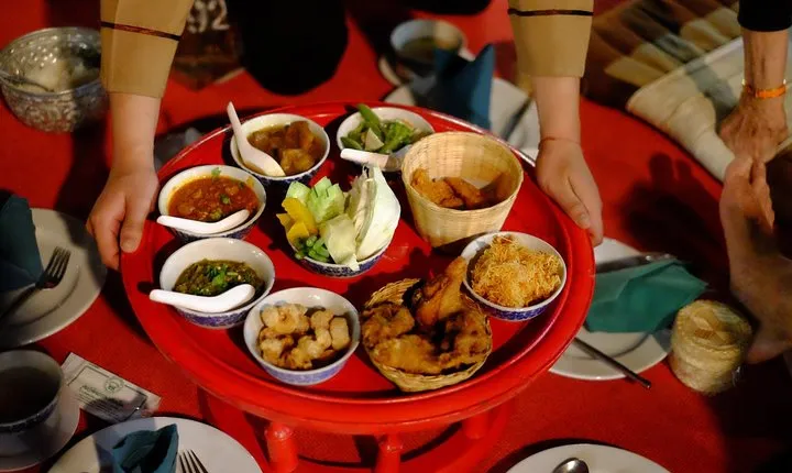 Small Group : Traditional Dinner with Performance and Local Fresh Market Tour