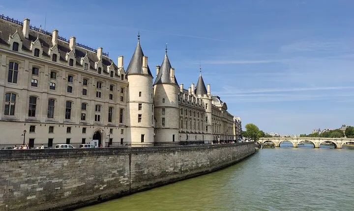 Paris 4 hours Private Guided Trip with Indian Meal -Hotel pickup 