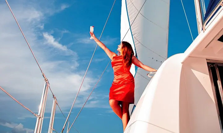 Luxury Sunset Sailing Cruise in Cancun with Light Dinner and Open Bar