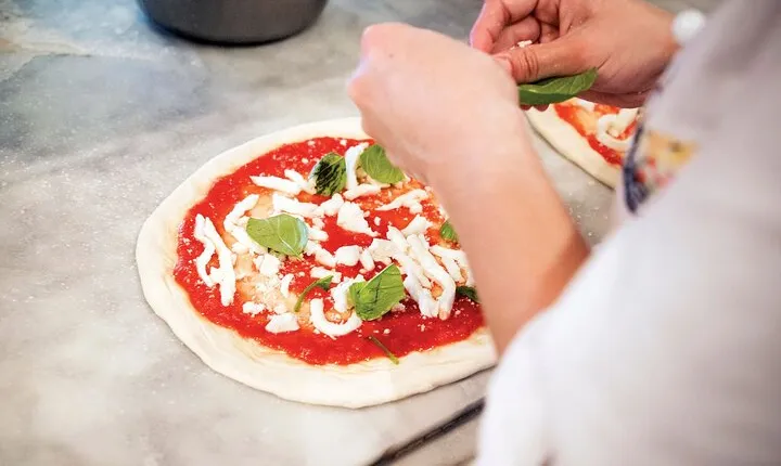 Naples Pizza Secrets Class with Tastings at a Historic Pizzeria