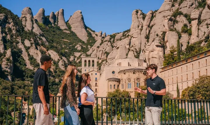 Montserrat, Sitges Walking Tour and Wine Tasting from Barcelona