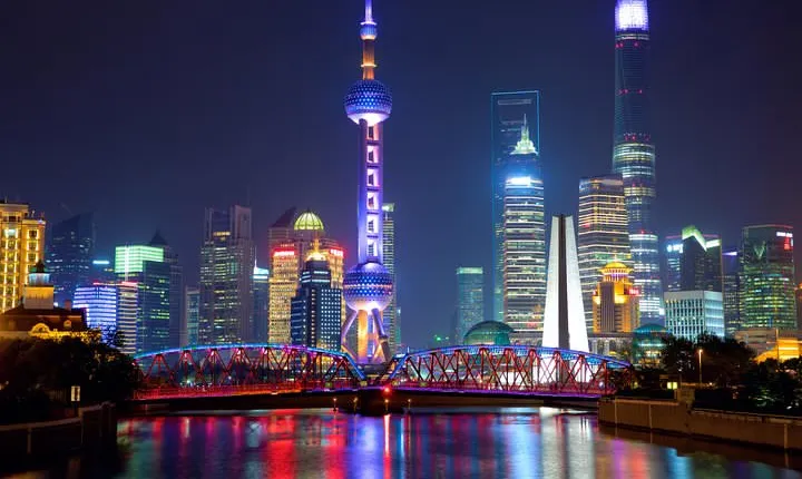 Shanghai Evening Tour: Huangpu River Cruise and Street Food