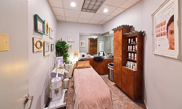 VIP 90-Minute Reflexology & Hot Stone Massage Combo