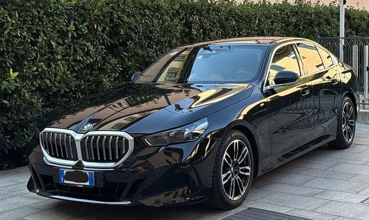 Transfer from Milan to Orio al Serio Airport Sedan car