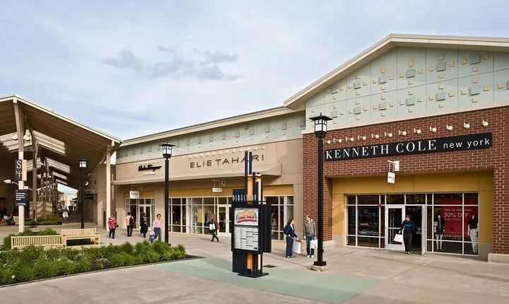 Private Shopping Tour from Chicago to Chicago Premium Outlets