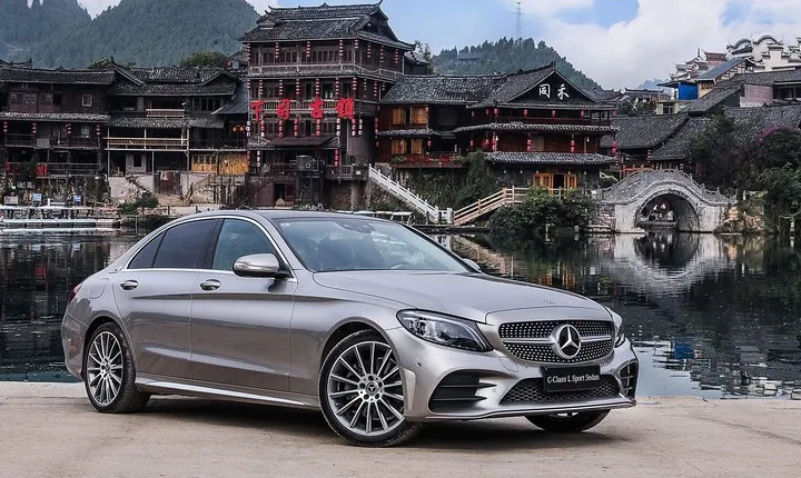 Luxury Vehicle 8- Hour City Highlights Tour with Private Guide