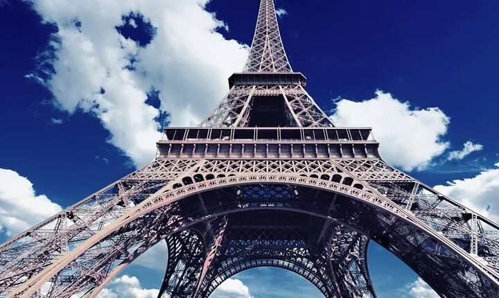 Small Group Sightseeing walking tour around Eiffel Tower