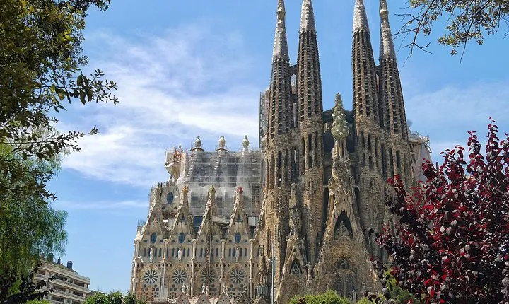Sagrada Familia Small Group Tour with Skip the Line Ticket