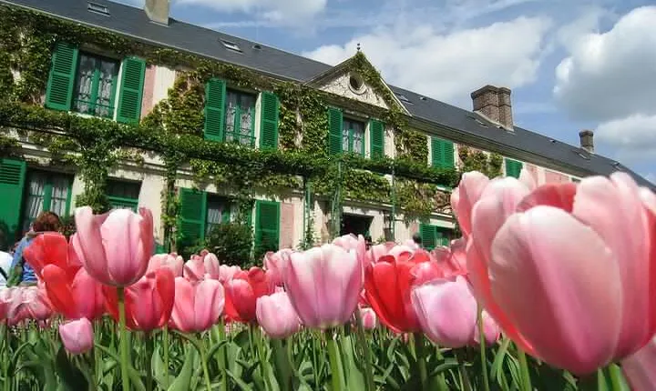 Full Day Private Tour in Giverny & La Roche Guyon