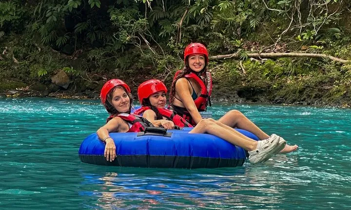 Tubing on Rio Celeste: Aventure in Nature with fresh fruit