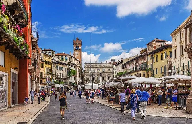 Guided Tour on Foot The beauty of the squares and alleys of Verona