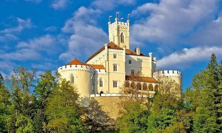 From Zagreb to Castle Trakoscan & Museum of Evolution in Krapina