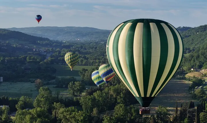 Hot air balloon over the hills of Pienza, Montalcino and Val D'Orcia