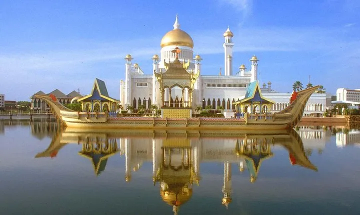 Brunei Half Day City Tour with Royal Regalia & Sultan Omar Ali Saifuddin Mosque