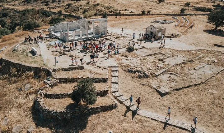 Naxos Highlights Bus Tour with Free Time for Lunch at Apeiranthos