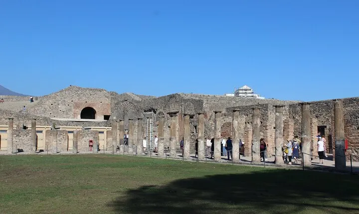 The beautiful Pompeii, two-hour tour to discover the hidden places of the city