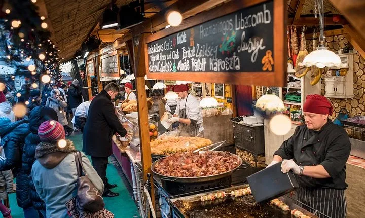 Budapest Wonderland - A Christmas Market Tour with Chimney Cake & Mulled Wine
