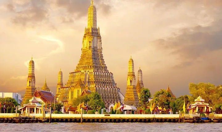 Bangkok’s Three Iconic Temples: Wat Traimit, Wat Pho & Wat Arun