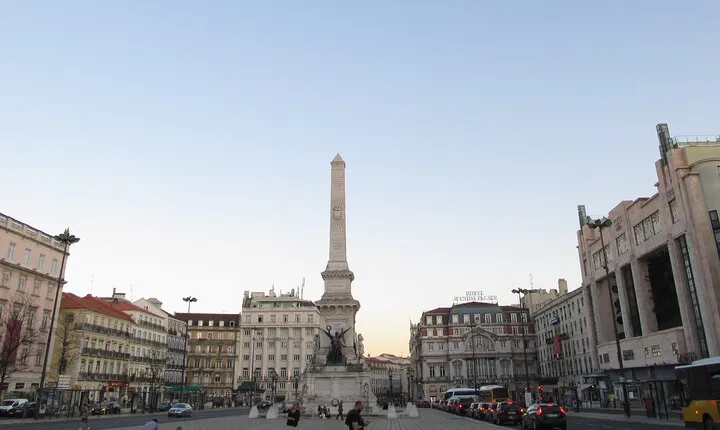 From Lisbon to Porto, stop in 2 or 3 of its most beautiful cities