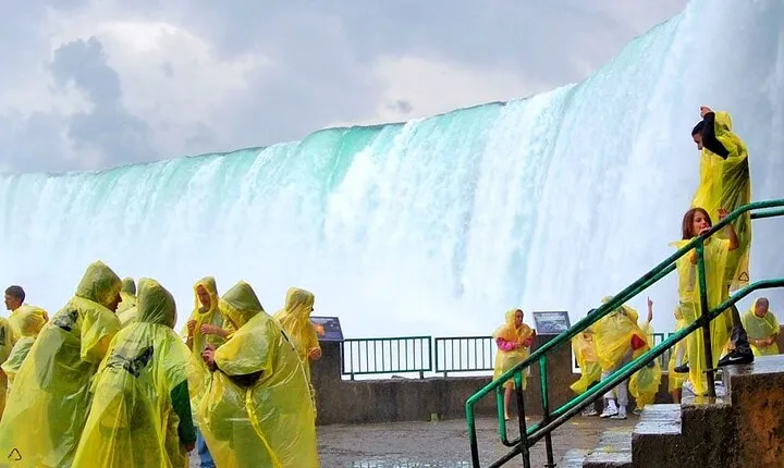 Toronto: Niagara Falls Day Tour with Boat and Behind the Falls