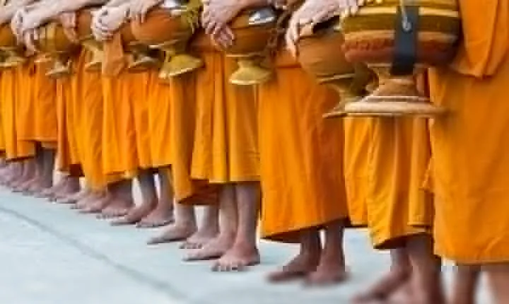Morning Buddhist Almsgiving, Grand Palace and Flower Market Tour in Bangkok