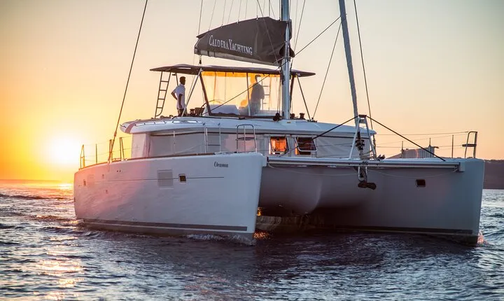 Santorini All-inclusive Catamaran Cruise with Thirassia Stop