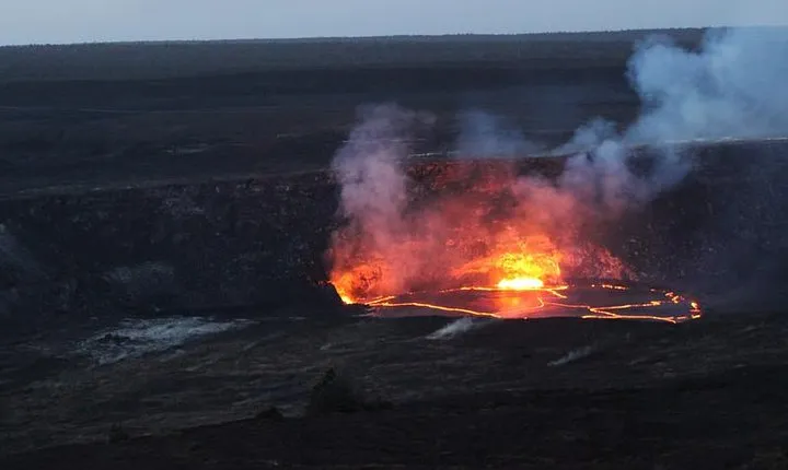 Private Tour from Hilo to Hawaii Volcanoes Natl Park Mercedes Van