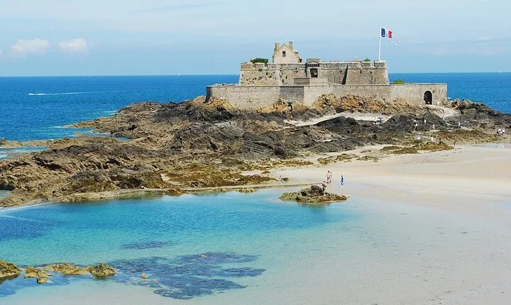 Private 2-hour Walking Tour of Saint Malo with private official tour guide