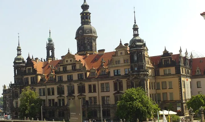 Module 2: Castle tour with new green vaults, parade rooms and much more