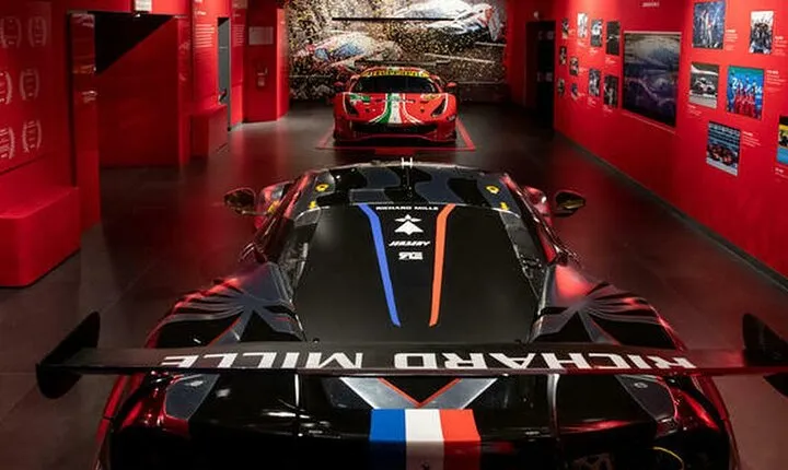 Panoramic tour of the Fiorano track with entrance to the Ferrari Museum