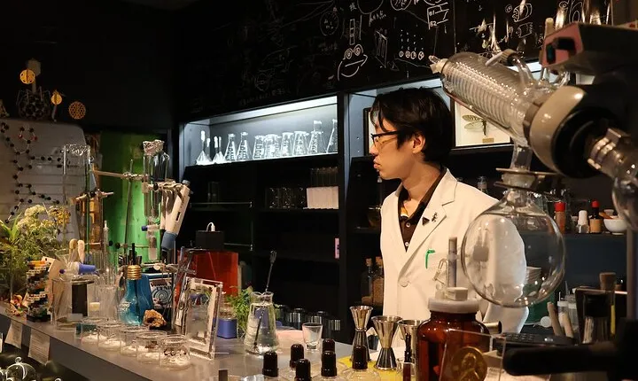 3 Bars and Foods Hopping Tour with Traditional Singer at ArakiCho