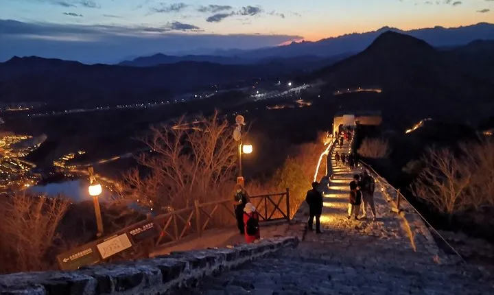 Illuminated Great Wall Tour to Simatai Section and Gubei Water Town with Dinner