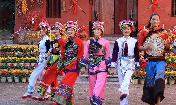 Private day tour to Kunming national village and west hill with Lunch