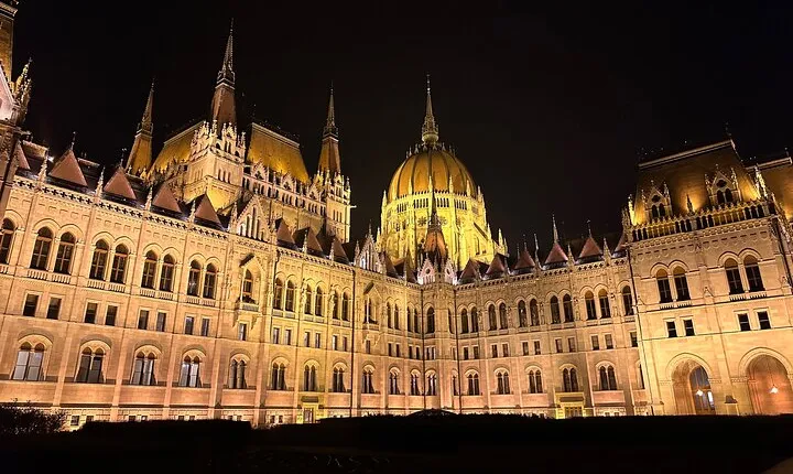 The Bright Lights of Budapest - Private Walking Tour with Boat Cruise & Drink