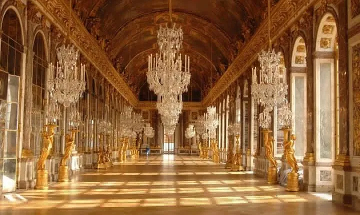 Palace of Versailles Skip-the-Line Guided Tour by Bus from Paris