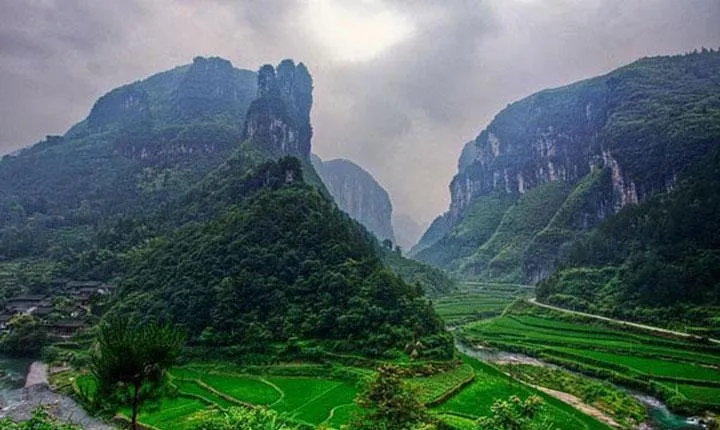 2-Day Fenghuang Old Town and Dehang Miao Village Private Tour with Accommodation