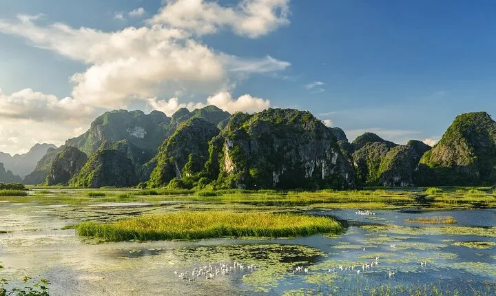 Explore Hoa Lu, Mua Cave, Van Long Nature Reserve, Biking, Buffet