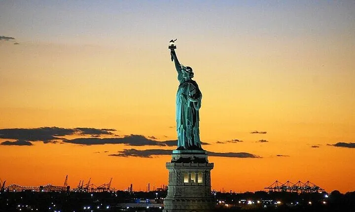 60-minute Sunset Skyline Cruise around Statue of Liberty