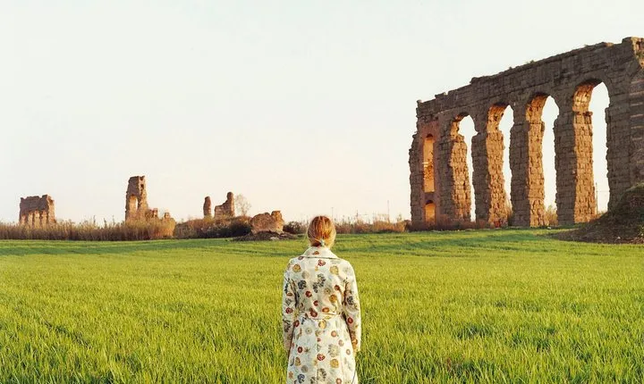 Rome: Professional photoshooting in the acqueduct park with historical anecdotes