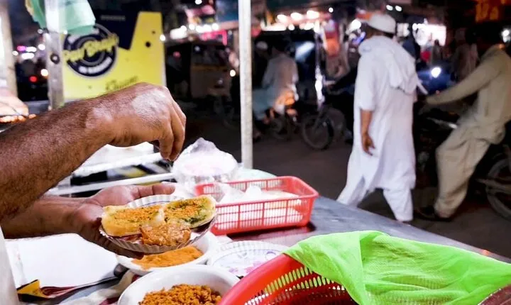 Experience and Fall in love with the street food of Mumbai, India