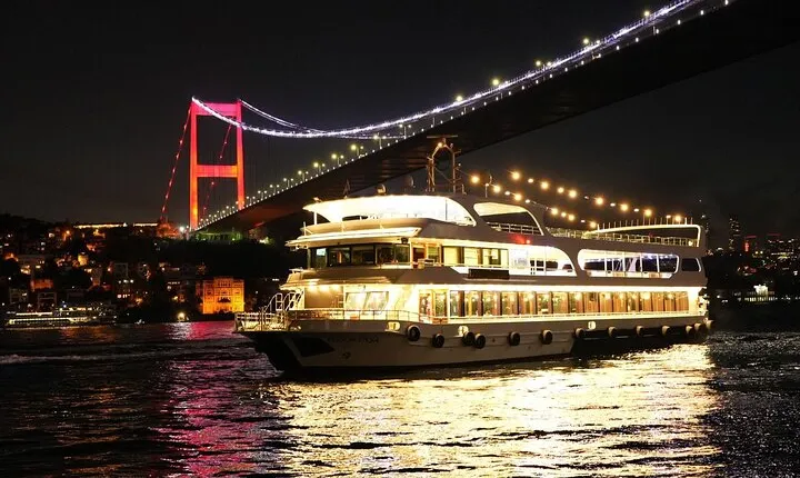 Luxurious Dinner Cruise in Istanbul Bosphorus