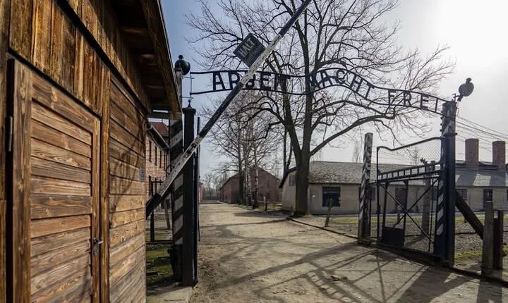 Auschwitz Birkenau Tour with Pickup and Lunch