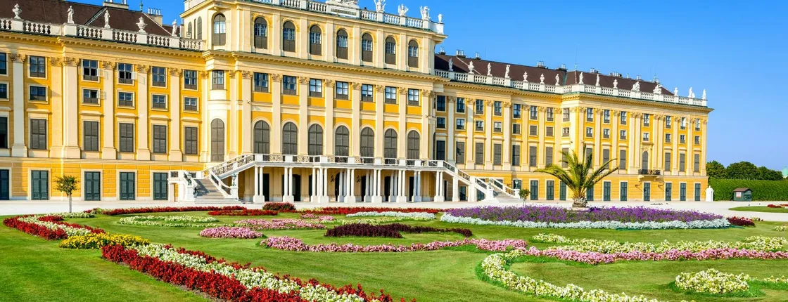 Skip-the-Line Schönbrunn Palace and Gardens with Guide in Spanish